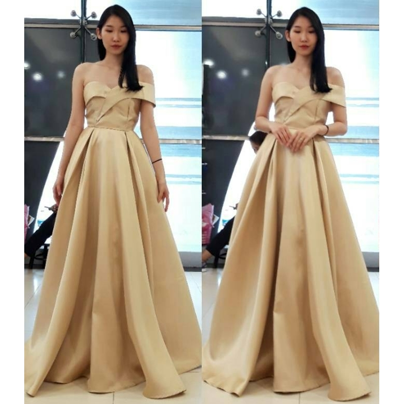 Sale ชุดออกงานราตรียาวสีทอง เปิดไหล่ คล้องไหล่ข้างเดียว กระโปรงยาวทรงบานสไตล์เจ้าหญิง แนวสวยหรู สุดอลัง
