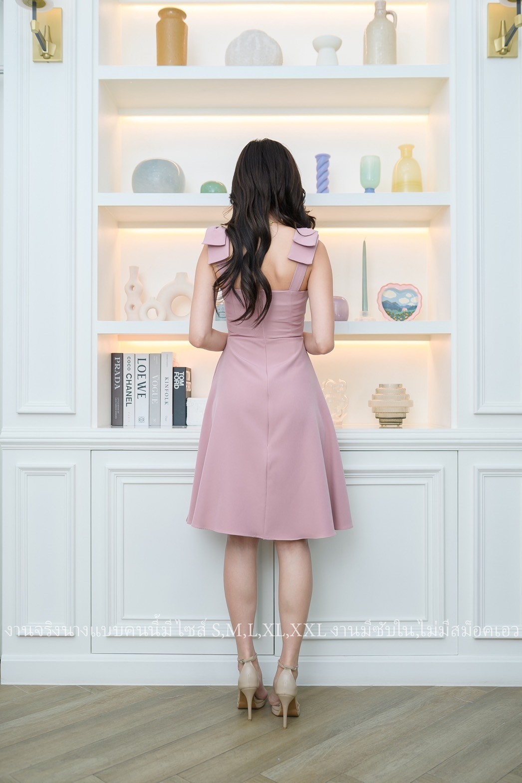 ชุดราตรี ชุดออกงาน ชุดไปงานแต่งสีชมพู เดรสสั้นไหล่โบว์ กระโปรงทรงบานคลุมเข่า แนวน่ารัก เรียบหรู สวยดูดี
