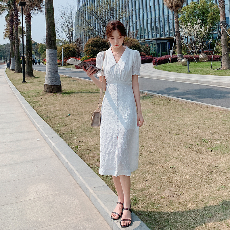 ชุดเดรสยาวสีขาวลูกไม้ คอปก แขนสั้น กระโปรงยาวคลุมเข่า ดีไซน์สวย แมทช์ได้ทุกวันและทุกโอกาส สวยดูดีแบบลูกคุณหนู