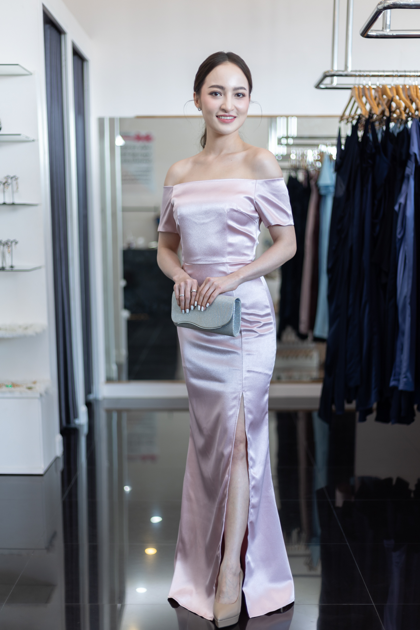 ชุดออกงานราตรียาวสีชมพู เปิดไหล่ เรียบหรูดูแพง สวยดูดี ใส่ออกงานราตรี ไปงานแต่งงาน งานเลี้ยง งานบายเนียร์