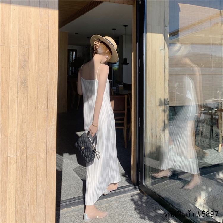 ชุดเที่ยวทะเล ชุดไปทะเล แม็กซี่เดรสยาวสีขาว สายเดี่ยว อัดพลีททั้งตัว แฟชั่นชุดเที่ยวทะเลสวยๆ ใส่เดินเล่นริมทะเล ถ่ายรูป
