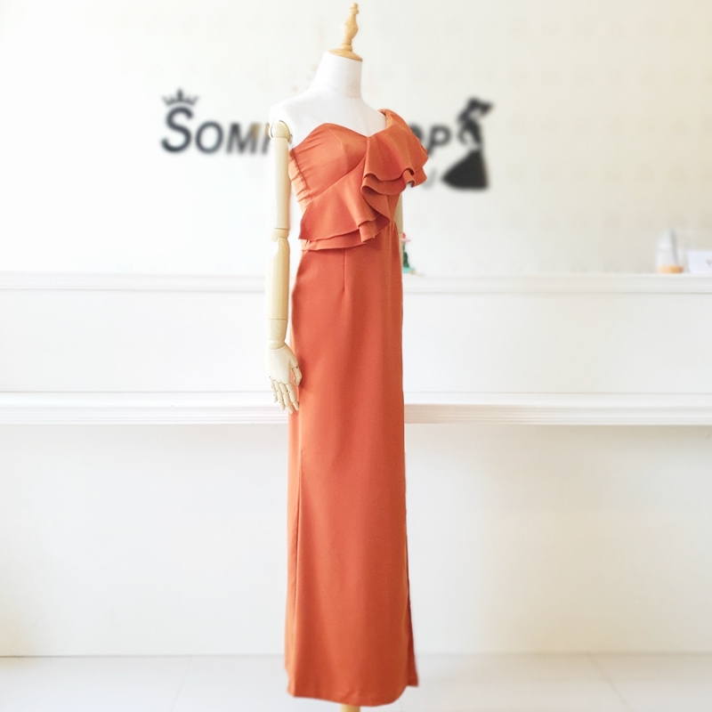 ชุดไปงานแต่งงานสีส้มอิฐ (สีคอปเปอร์) เดรสยาวไหล่เฉียงระบาย แบบสวยๆ เรียบหรูดูแพง ชุดราตรี ชุดไปงานแต่งงาน ชุดออกงาน