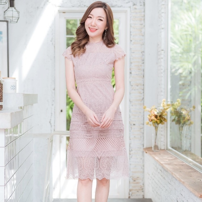 ชุดเดรสลูกไม้สีชมพู แนวเรียบหรู สวยหวาน น่ารักๆ สไตล์คุณหนู