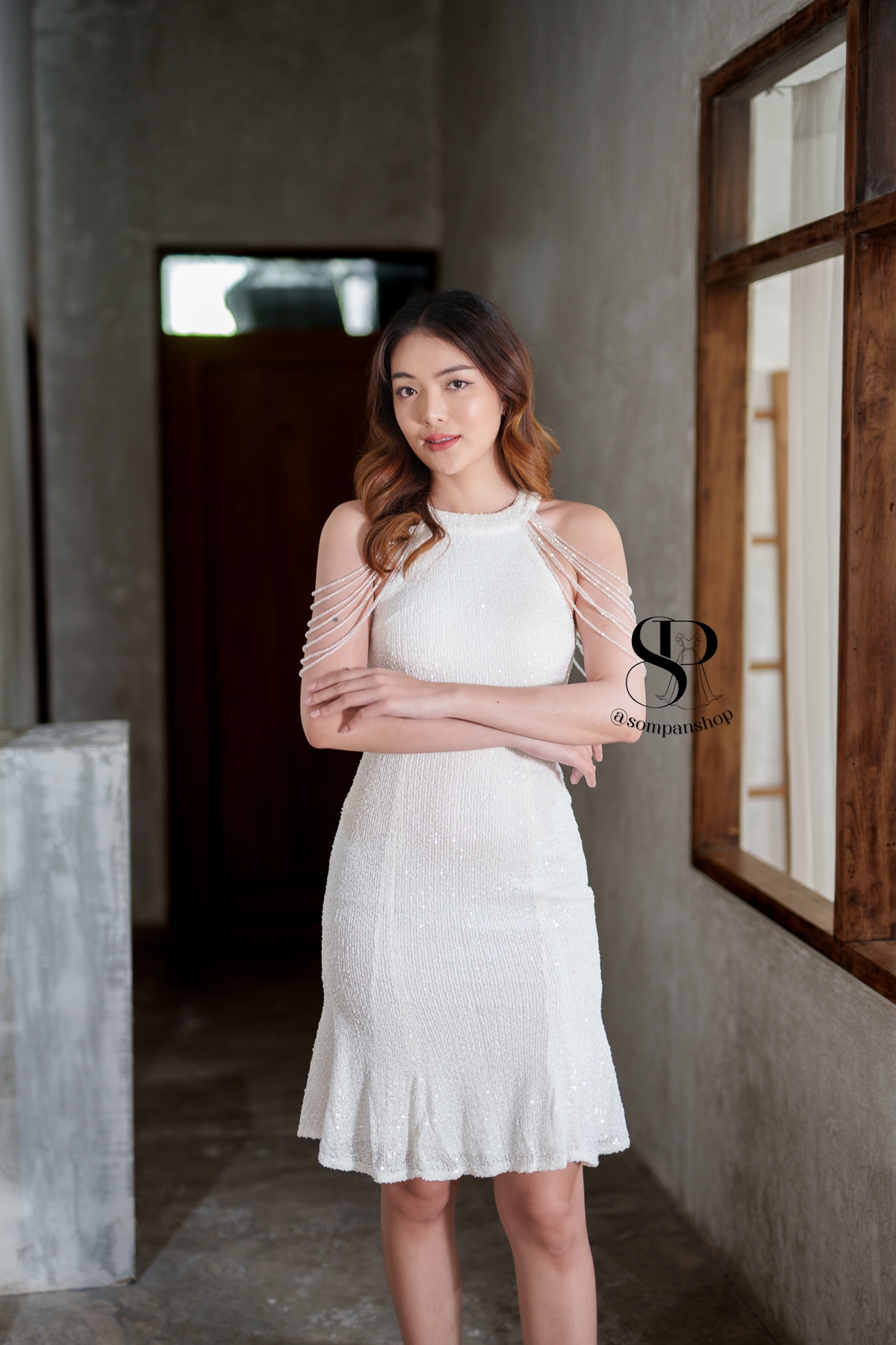 ชุดราตรียาวสีขาว แขนแต่งลูกปัก ผ้าปักเลื่อม แนวเรียบหรูดูแพง สวยดูดี เหมาะสำหรับชุดออกงานต่างๆ ชุดราตรี ชุดไปงานแต่งงาน ชุดงานประกวด งานรับรางวัล