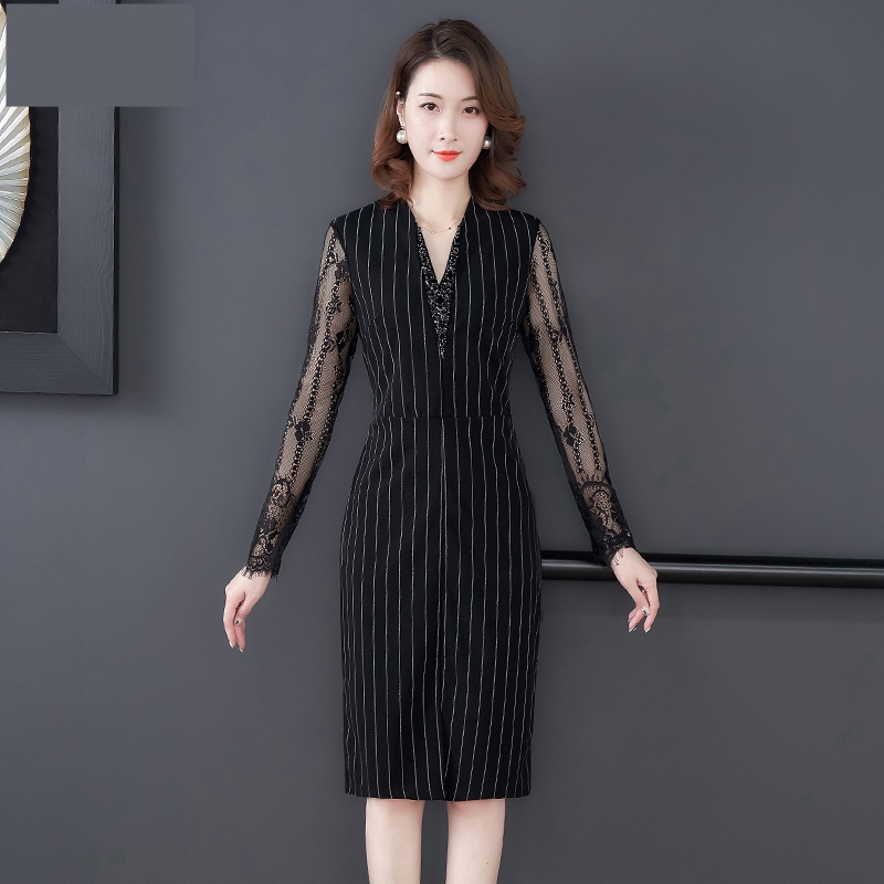 ชุดเดรสสั้นสีดำ ลายทางตรง แขนลูกไม้ ทรงเข้ารูป แนวเรียบหรู