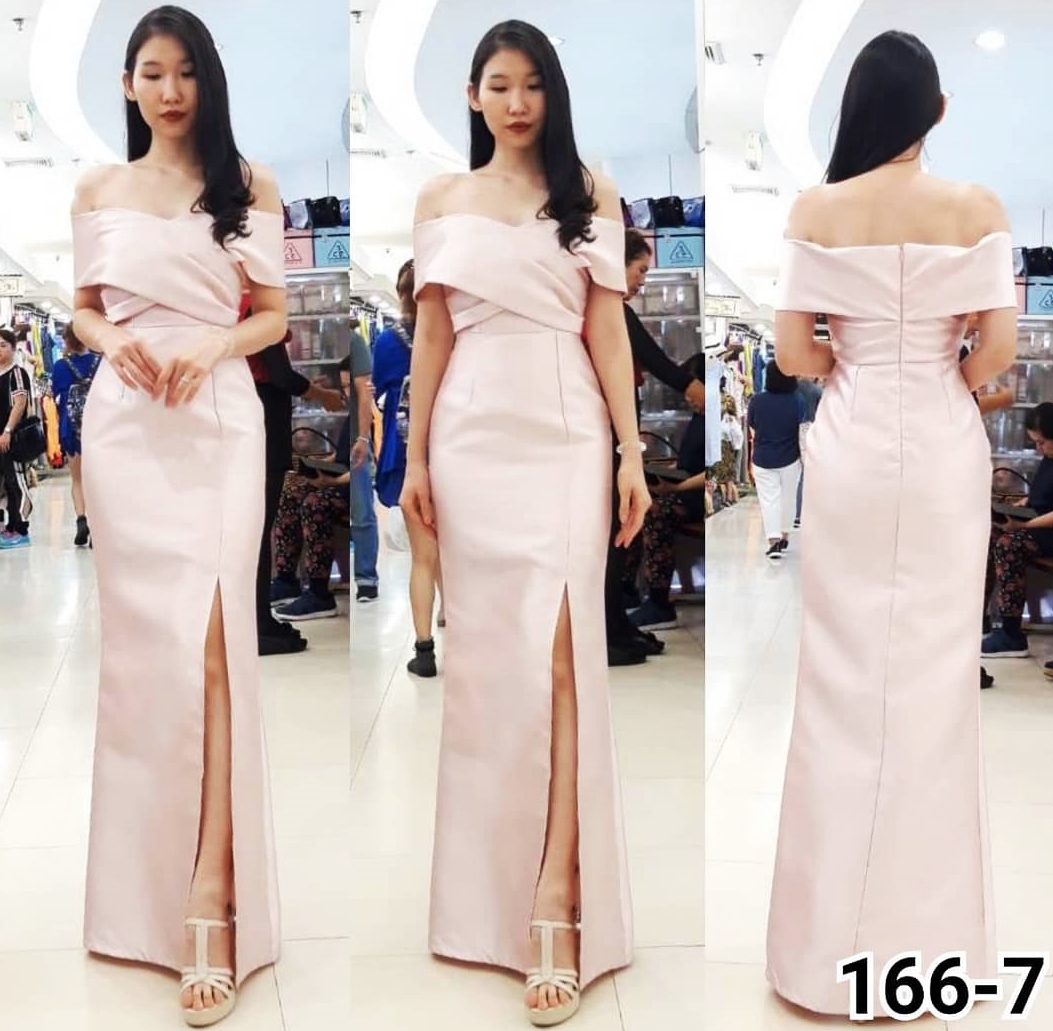 ชุดราตรีออกงานยาวสีชมพู ทรงเปิดไหล่ไขว์หน้า กระโปรงยาวผ่าหน้า