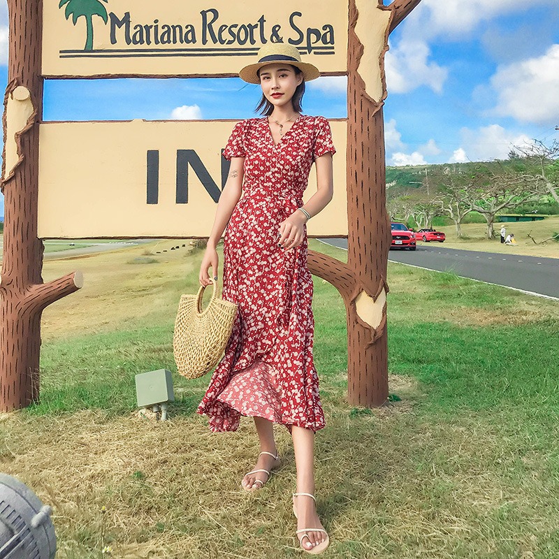 ชุดเดรสยาวสีแดงลายดอก แขนสั้น เชือกผูกเอว กระโปรงแต่งระบาย แฟชั่นชุดใส่เที่ยวทะเล ไอเดียชุดแต่งตัวไปเที่ยวทะเล ใครมีแพลนไปทะเลแต่ยังไม่ได้หาชุดต้องดู