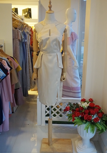 ชุดเดรสสั้นสีครีมเบจ เข้ารูป แขนกุดเว้าไหล่ เอวระบาย