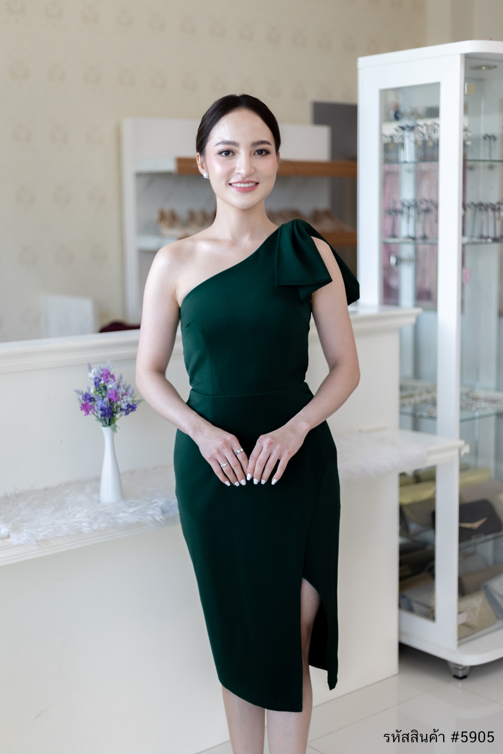 ชุดราตรี ชุดออกงาน ชุดไปงานแต่งสีเขียว เดรสสั้นทรงเอเข้ารูปไหล่เฉียงข้างแต่งโบว์ แนวเรียบหรู สวยดูดี