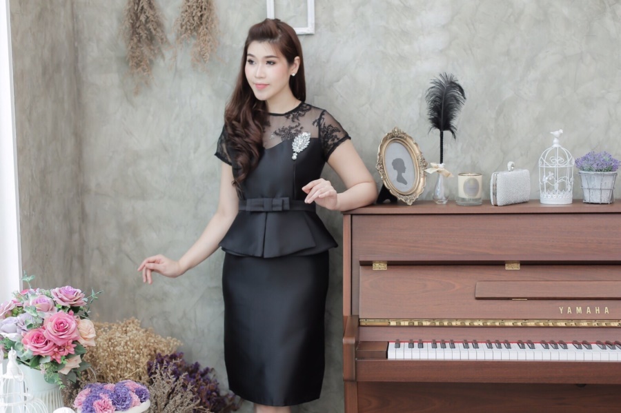 ชุดเดรสสีดำสวยๆ ทรงเข้ารูป แขนสั้น เอวแต่งระบาย ใส่ออกงาน ใส่ทำงาน ลุคเรียบร้อย สวยสุภาพ ดูดี