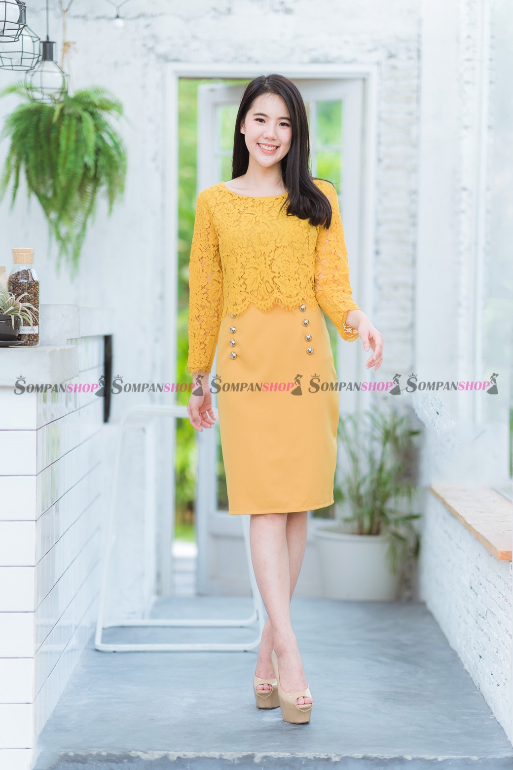 ชุดเดรสสีเหลือง ทรงเอเข้ารูป แต่งลูกไม้ แนวเรียบร้อย ใส่ทำงาน