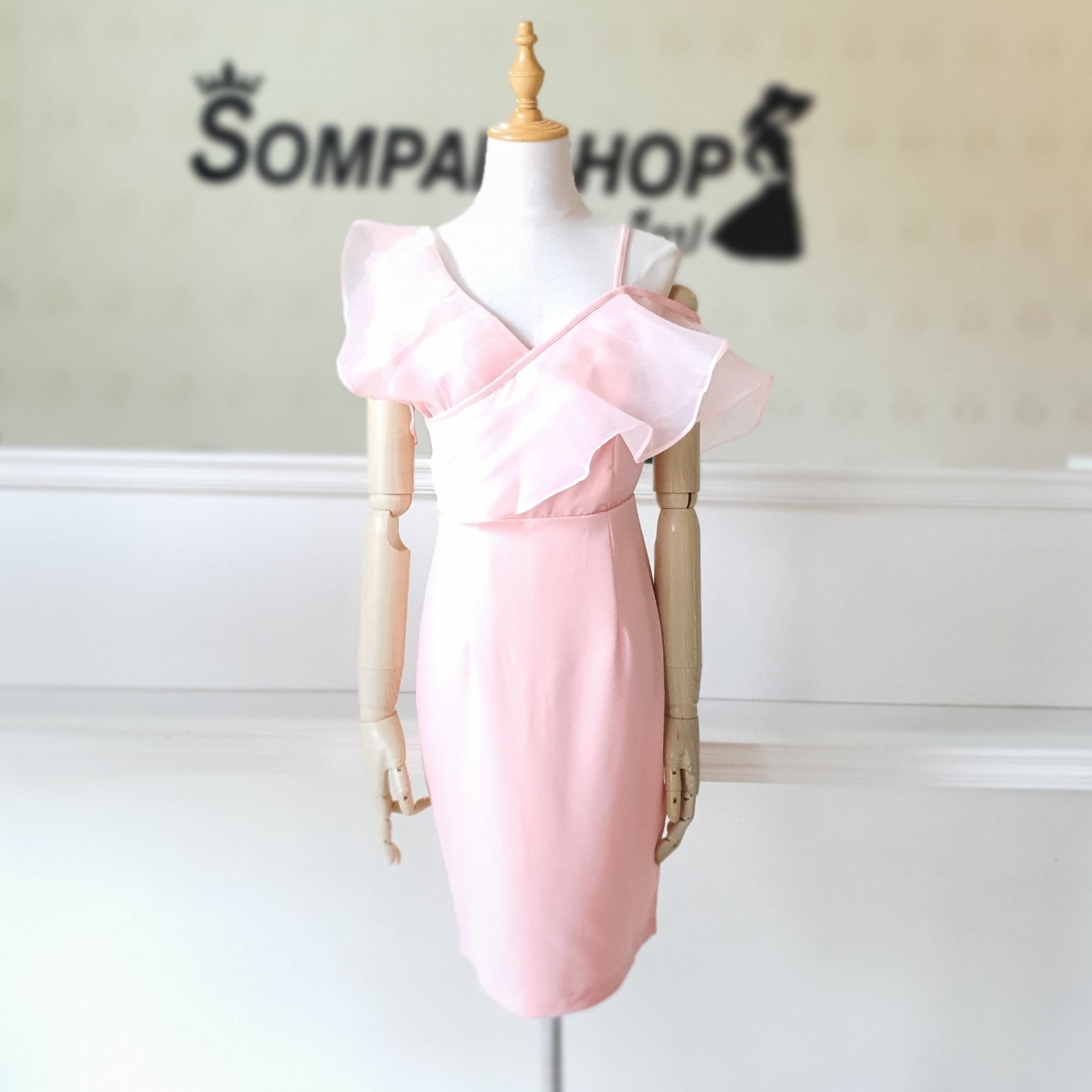 ชุดไปงานแต่งงานสีชมพูโอรส เดรสสั้นแต่งระบายผ้าไหมแก้ว แบบน่ารัก สวยๆ เรียบหรูดูแพง ชุดราตรี ชุดไปงานแต่งงาน ชุดออกงาน