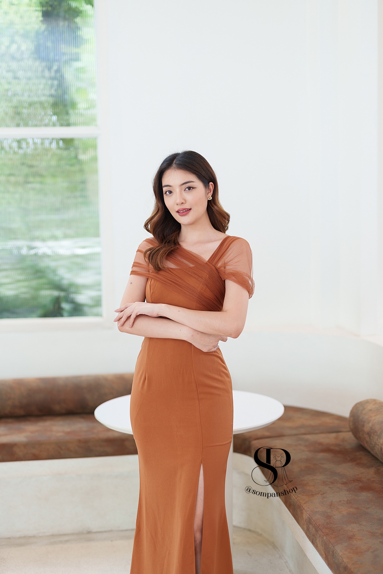 ชุดราตรียาวสีน้ำตาลอิฐ/ส้มอิฐ สไตล์เรียบหรูดูแพง ไหล่แต่งผ้าซีทรู กระโปรงยาวผ่าหน้า เหมาะสำหรับใส่เป็นชุดราตรี ชุดไปงานแต่งงาน ชุดเพื่อนเจ้าสาว ชุดไปงานเลี้ยงต่างๆ