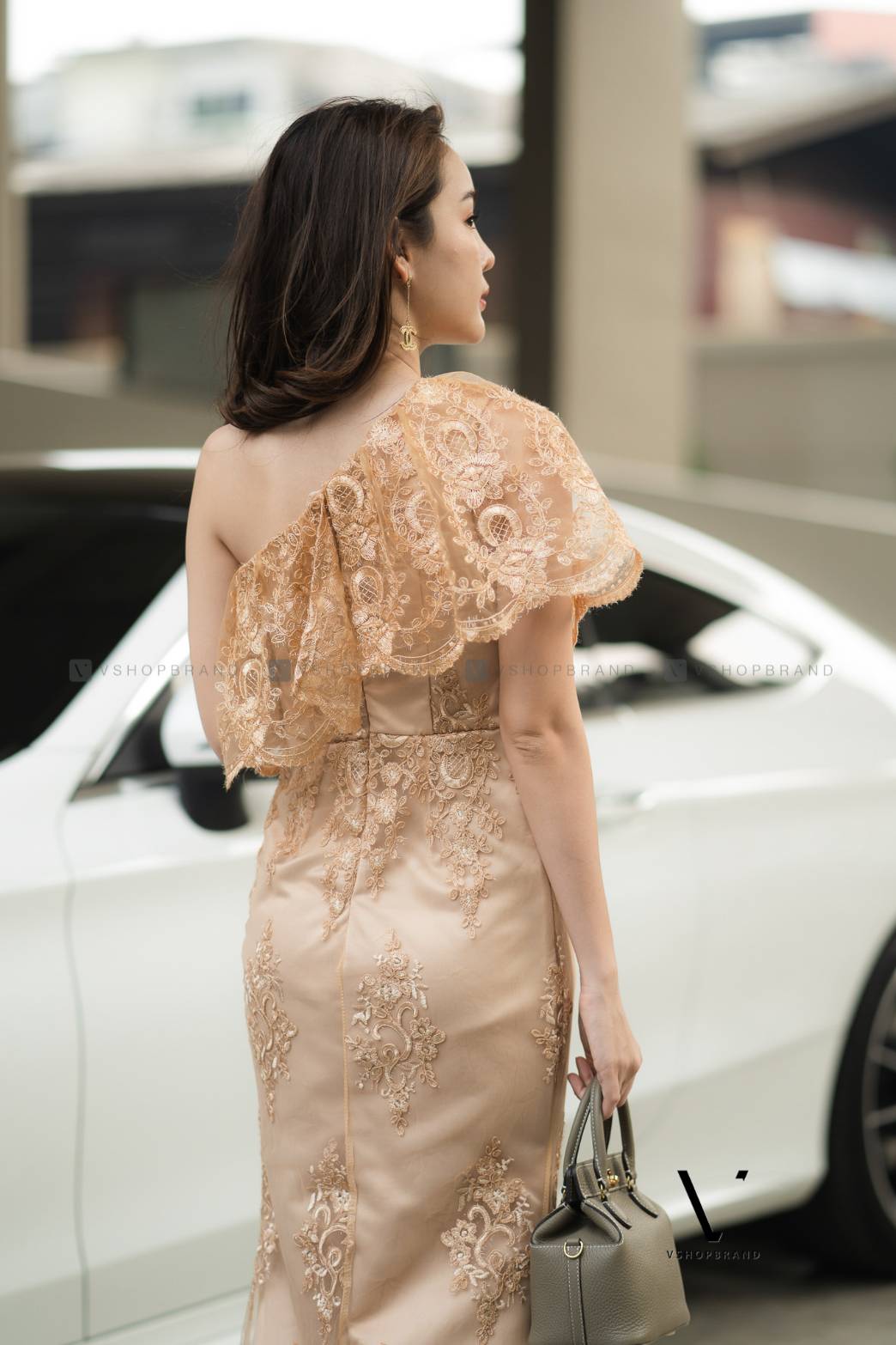 ชุดออกยาวลูกไม้สีทอง ไหลเฉียงข้าง กระโปรงยาว ผ้าลูกไม้ปักดื้น S M L XL