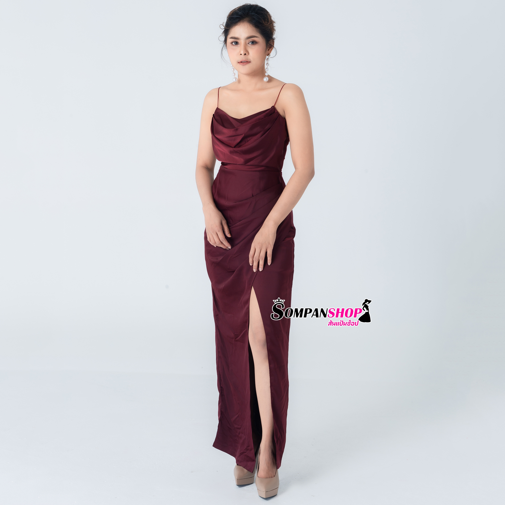 ชุดออกงานราตรีสีแดงไวน์ สายเดี่ยว คอถ่วง ลุคเรียบหรู สวยดูดีแอบเซ็กซี่นิดๆ เหมาะสำหรับใส่เป็นชุดราตรี ชุดไปงานแต่งงาน ชุดเพื่อนเจ้าสาว ชุดไปงานเลี้ยงต่างๆ