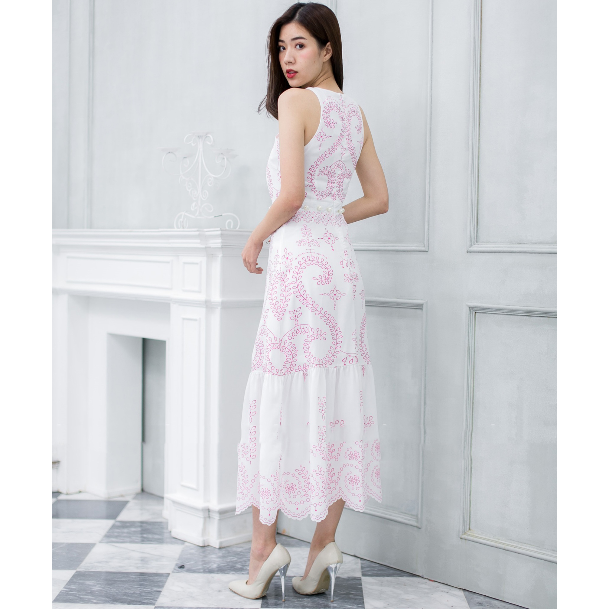 Sale ชุดเดรสยาวสีขาว ปักลายสีชมพู ลายสวยเก๋ สไตล์สวยใส่ คุณหนูๆๆ