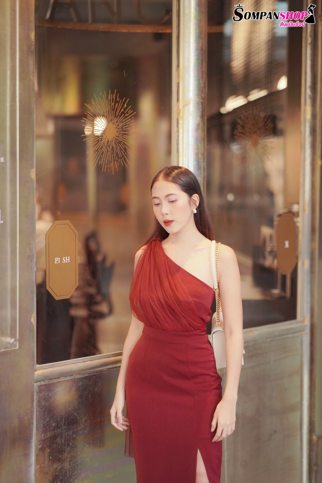 ชุดราตรี ชุดออกงาน ชุดไปงานแต่งงานสีแดงเลือดหมู ไหล่เฉียงข้างแต่งผ้าซีทรู เรียบหรู สวยดูดี