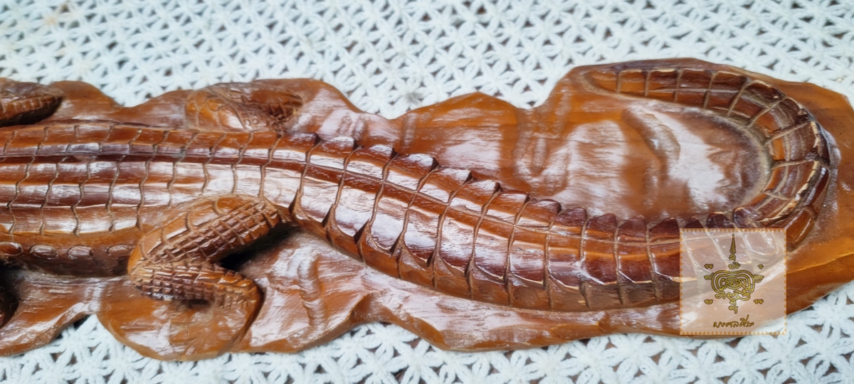 ไม้แกะสลัก จรเข้ งานสวย