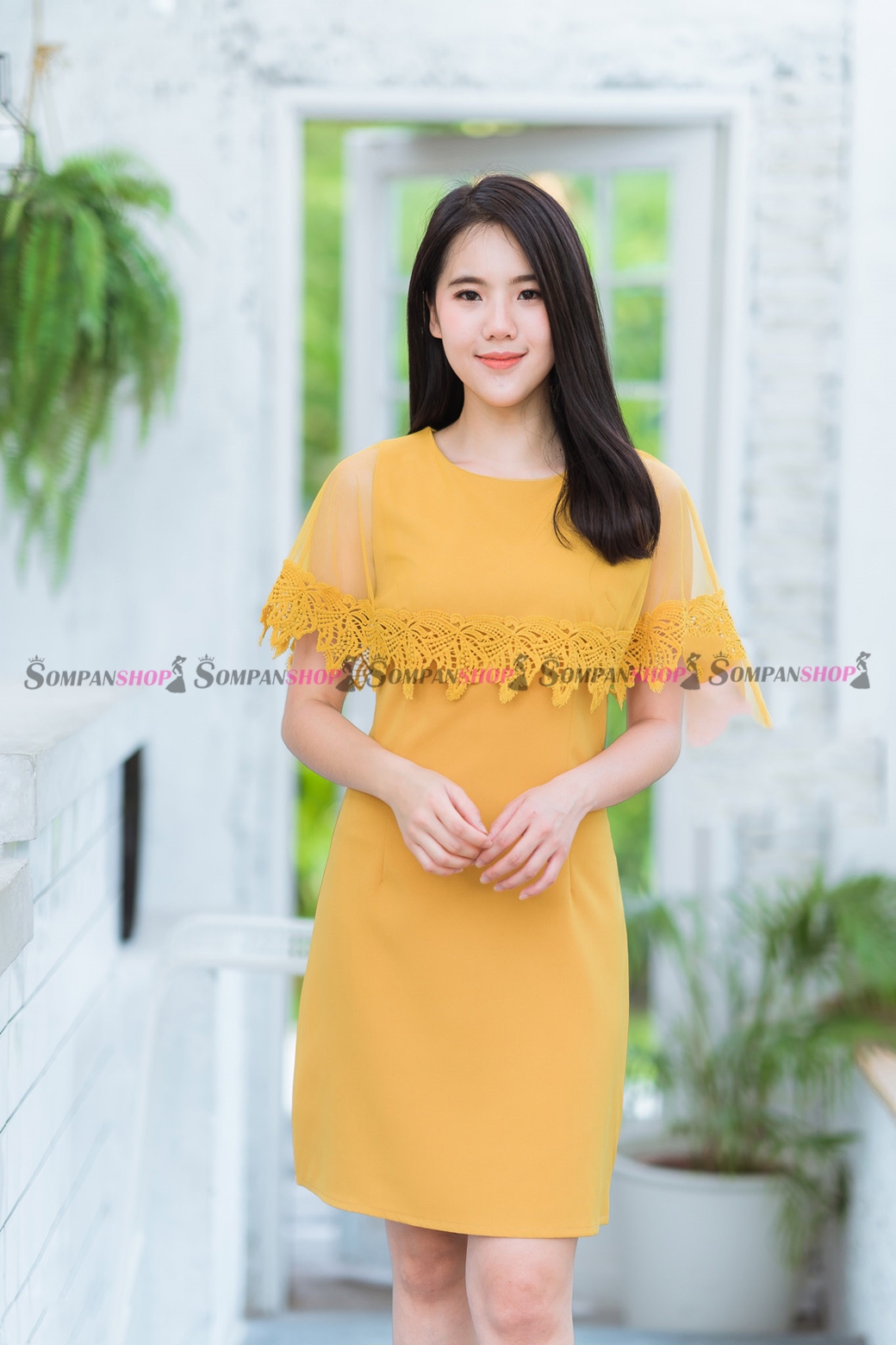 ชุดเดรสสีเหลือง เข้ารูป แต่งระบายลูกไม้ แนวเรียบๆ สวยหวาน เหมาะสำหรับใส่เป็นชุดทำงาน