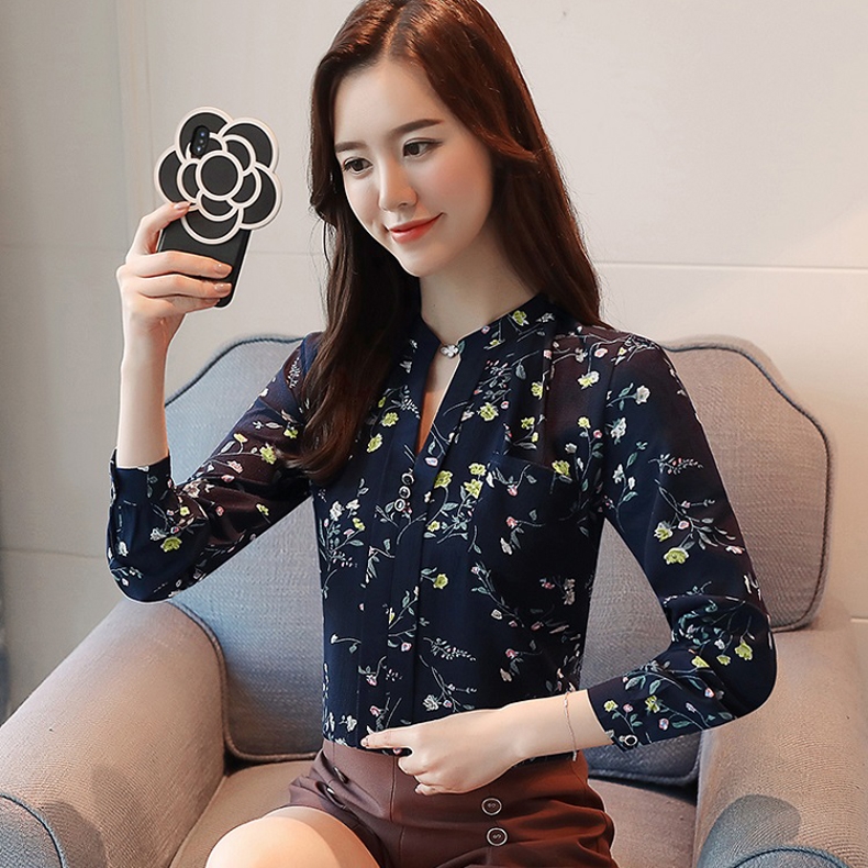 เสื้อเชิ้ตผู้หญิงสีกรมท่าลายดอกไม้ คอวี แขนยาว