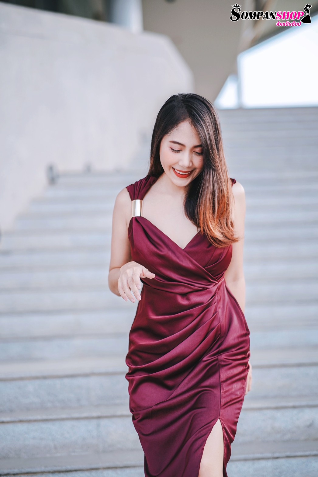 ชุดไปงานแต่งงานสีแดงเบอร์กันดี้ ไหล่แต่งเหล็ก ทรงเข้ารูป เรียบหรู สวย ดูดี ใส่เป็นชุดราตรี ชุดออกงาน ชุดไปงานแต่งงาน กลางวัน กลางคืน