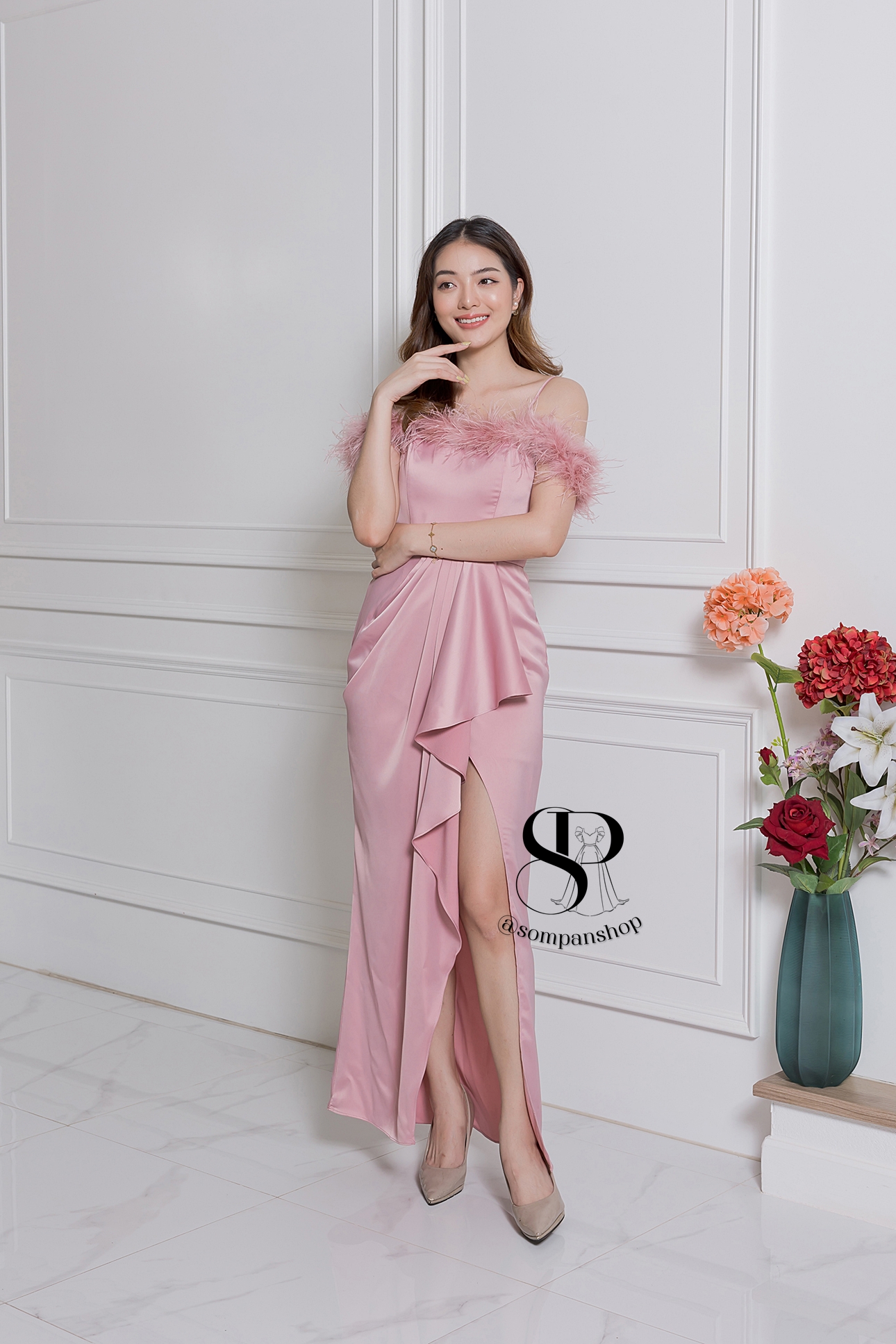 ชุดราตรียาวสีชมพู ทรงปาดไหล่ แต่งขนนก เหมาะสำหรับใส่เป็นชุดราตรี ชุดไปงานแต่งงาน ชุดเพื่อนเจ้าสาว ชุดไปงานเลี้ยงต่างๆ