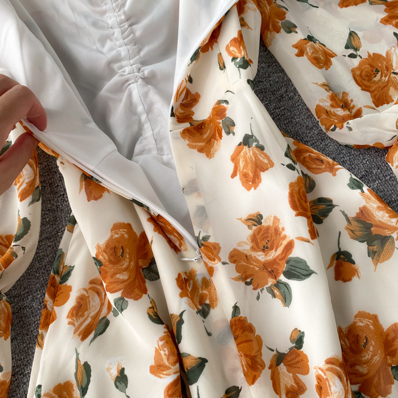 ชุดเดรสยาวสีขาวลายดอกไม้ เปิดไหล่ แขนยาว ใส่เป็นชุดเที่ยวทะเล สวยเก๋ๆ