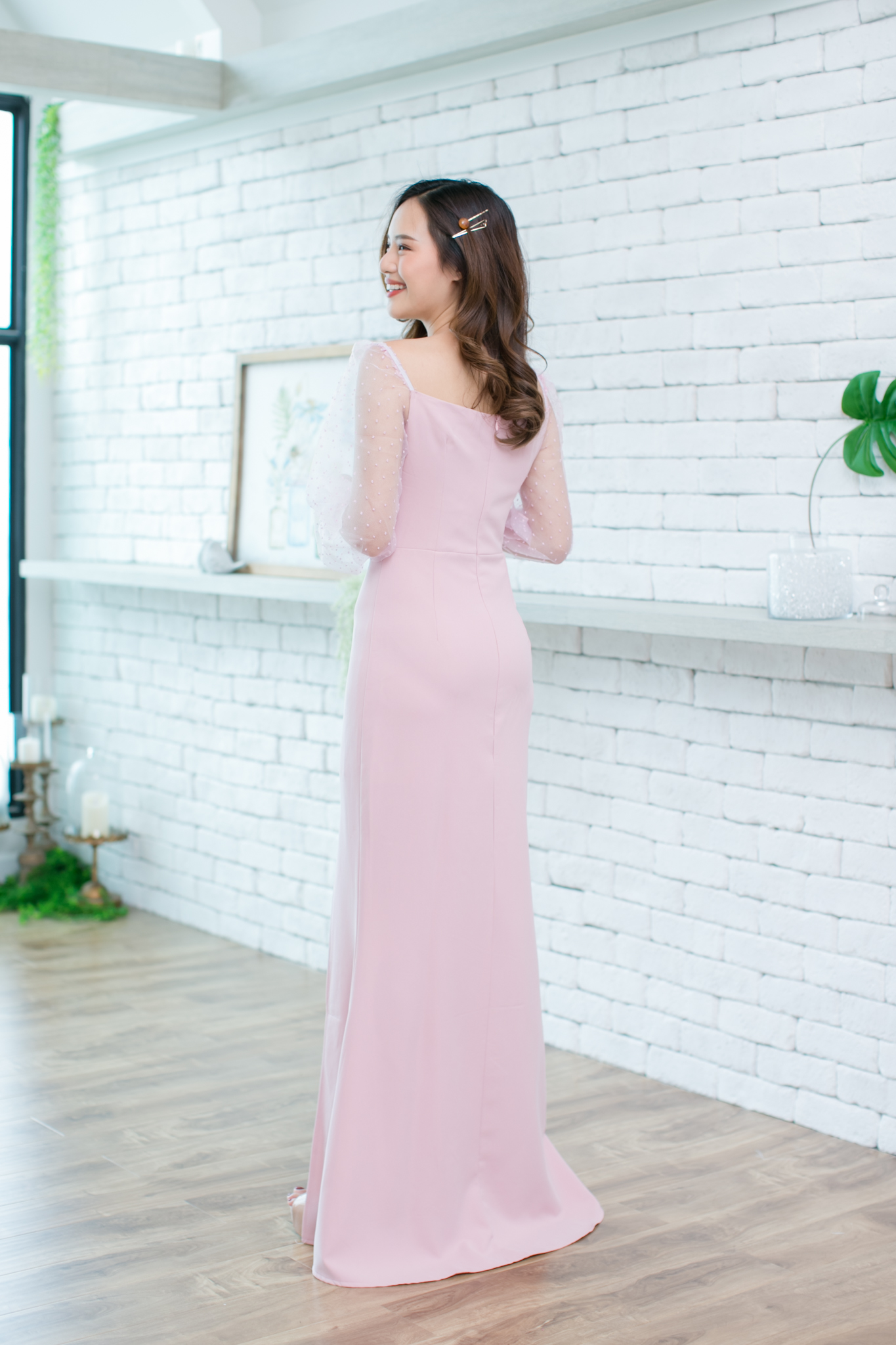 ชุดออกงานราตรี/ชุดไปงานแต่งสีชมพู คอเหลี่ยม แขนยาวซีทรู กระโปรงยาวผ่าหน้า