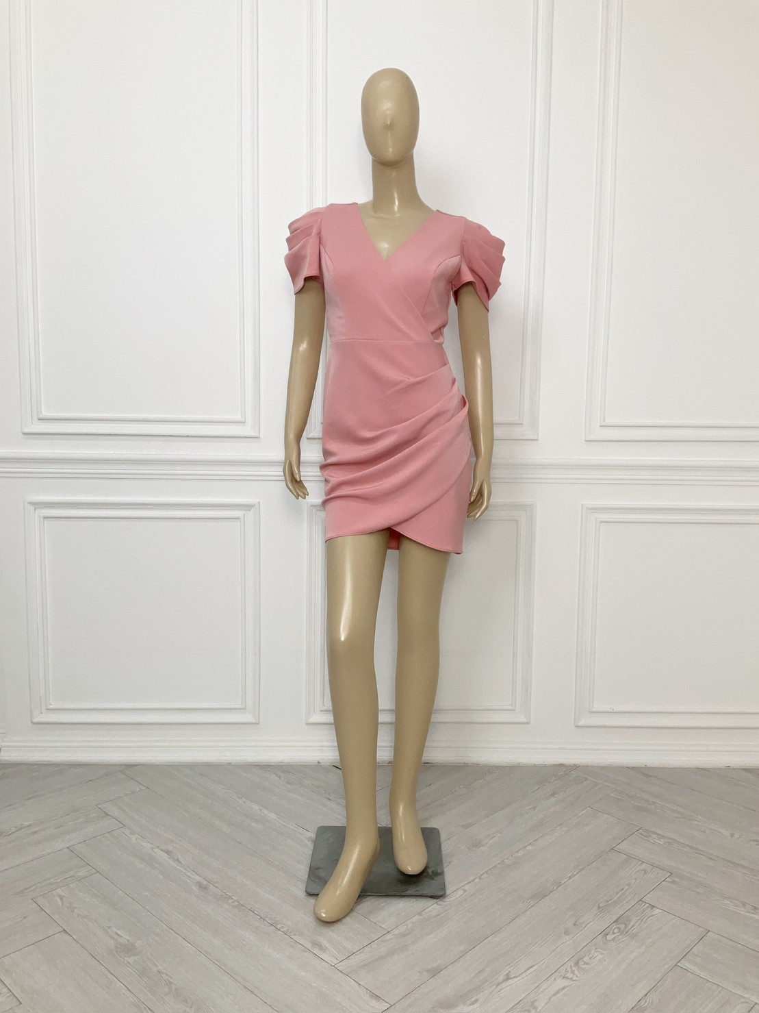 ชุดเดรสสั้นออกงานสีชมพู ทรงเอเข้ารูป คอวี แขนสั้น ลุคเรียบหรู ดูแพง ใส่ไปงานแต่งกลางวัน/กลางคืน ชุดราตรี ชุดไปงานแต่ง ชุดออกงาน