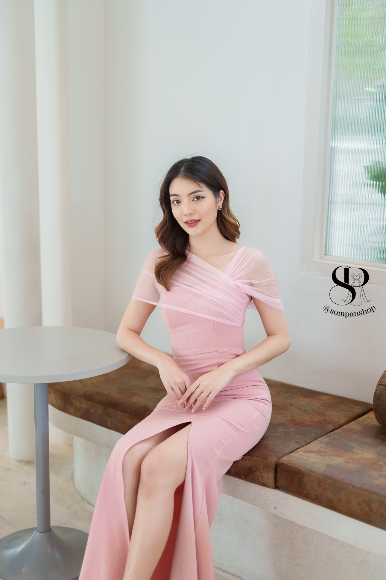 ชุดราตรียาวสีชมพูสไตล์เรียบหรูดูแพง ไหล่แต่งผ้าซีทรู กระโปรงยาวผ่าหน้า เหมาะสำหรับใส่เป็นชุดราตรี ชุดไปงานแต่งงาน ชุดเพื่อนเจ้าสาว ชุดไปงานเลี้ยงต่างๆ