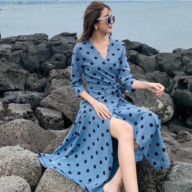 ชุดไปเที่ยวทะเลสวยๆ เดรสยาวลายจุดสีฟ้า