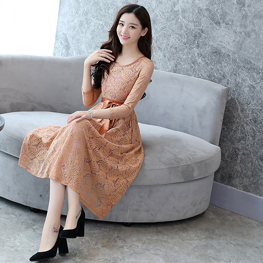 ชุดเดรสสั้นสีน้ำตาล ผ้าลูกไม้ แขนยาว กระโปรงสั้นทรงบาน