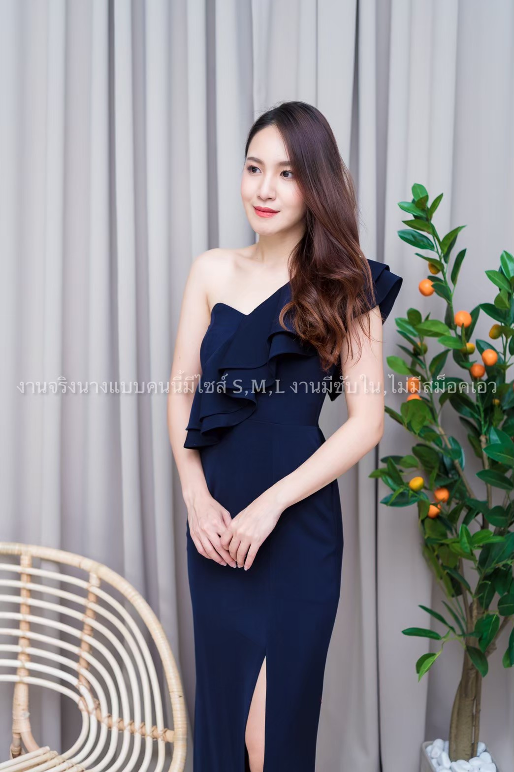 ชุดออกงานสีน้ำเงินกรมท่า ไหล่เฉียงข้างเดียวแต่งระบาย แนวเรียบหรู สวย ดูแพง ใส่ออกงานราตรี งานแต่งงาน ธีมเพื่อนเจ้าสาว งานกลางคืน