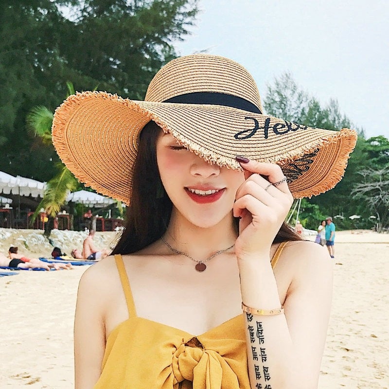 หมวกสานปีกกว้างไปทะเลสีน้ำตาล ปักตัวอักษร Hello sunshine แต่งขอบระบาย หมวกไปทะเลเก๋ๆ เริ่ดๆ .. จะไปทะเลทั้งทีพร็อพต้องครบนะจ๊ะ !!