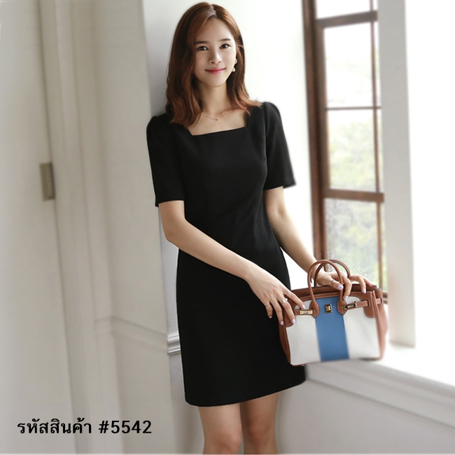 ชุดเดรสสั้นสีดำ ทรงเข้ารูป แขนสั้น แนวเรียบร้อย สวยสุภาพ ใส่ทำงาน