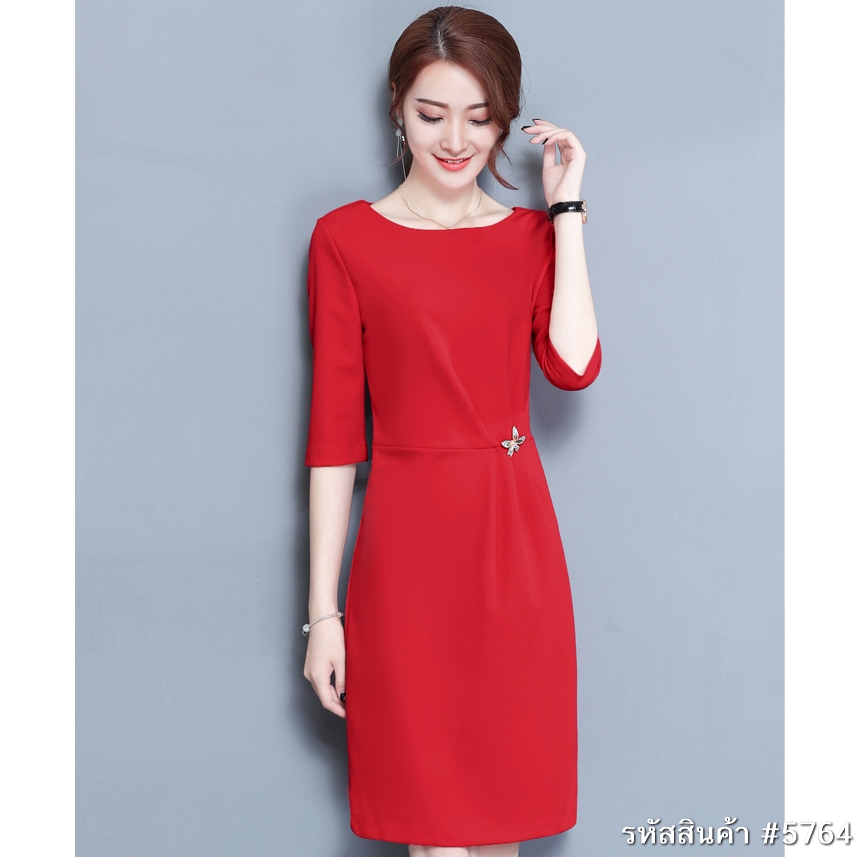 ชุดเดรสสั้นสีแดง เดรสทรงสอบ แขนสามส่วน แนวเรียบๆ สวยสุภาพ ใส่ดูดี