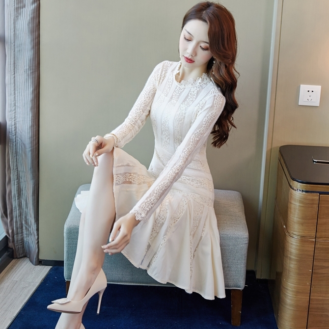 ชุดเดรสสั้นสีครีม ผ้าลูกไม้ แขนยาว กระโปรงสั้นทรงหางปลา