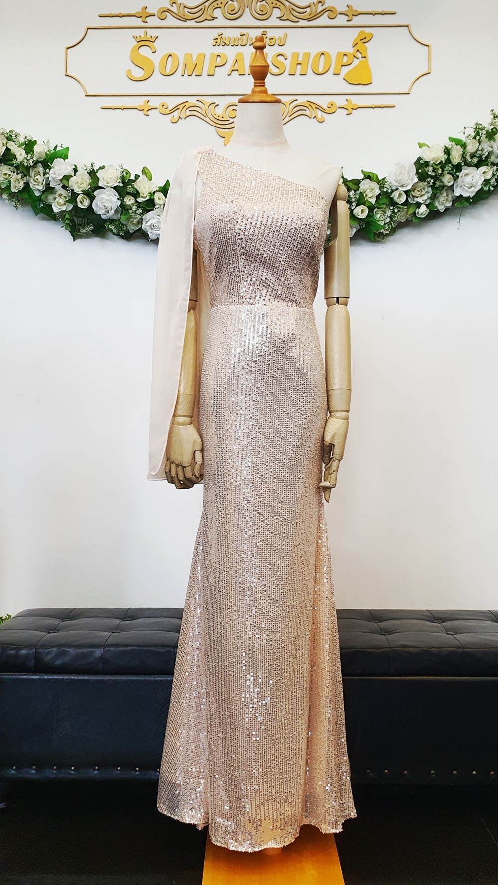 พร้อมส่ง !! ชุดราตรียาวสีครีมทอง ไหล่เฉียงข้างแต่งชายผ้าระบาย ผ้าปักเลื่อมทั้งตัว สวยๆ เรียบหรู ดูดี แบบสวยทัน สมัย ใส่ออกงาน งานราตรี ไปงานแต่ง
