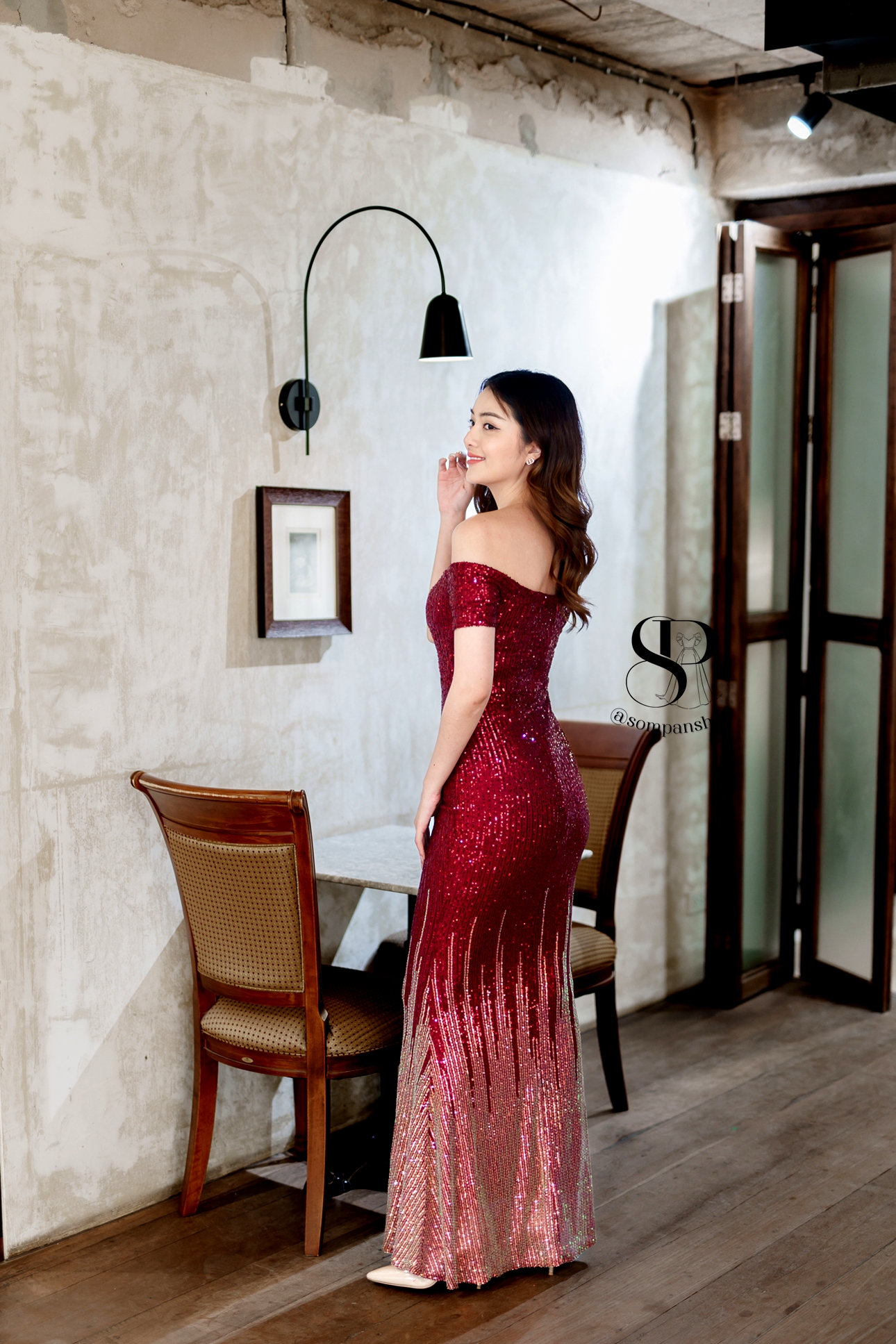 ชุดราตรียาวสีแดง ทรงเปิดไหล่ เข้ารูปทรงสวย ผ้าปักเลื่อม แนวเรียบหรูสวยสง่าดูแพง ใส่ออกงานราตรี งานแต่งงานกลางคืน ชุดงานประกวด งานรับรางวัล ชุดเพื่อนเจ้าสาวงานงานเย็น