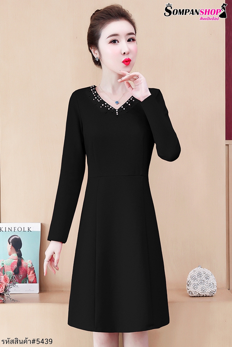 ชุดเดรสสั้นสีดำ คอปักมุก แขนยาว แนวเรียบร้อย สวยหรู ดูดี