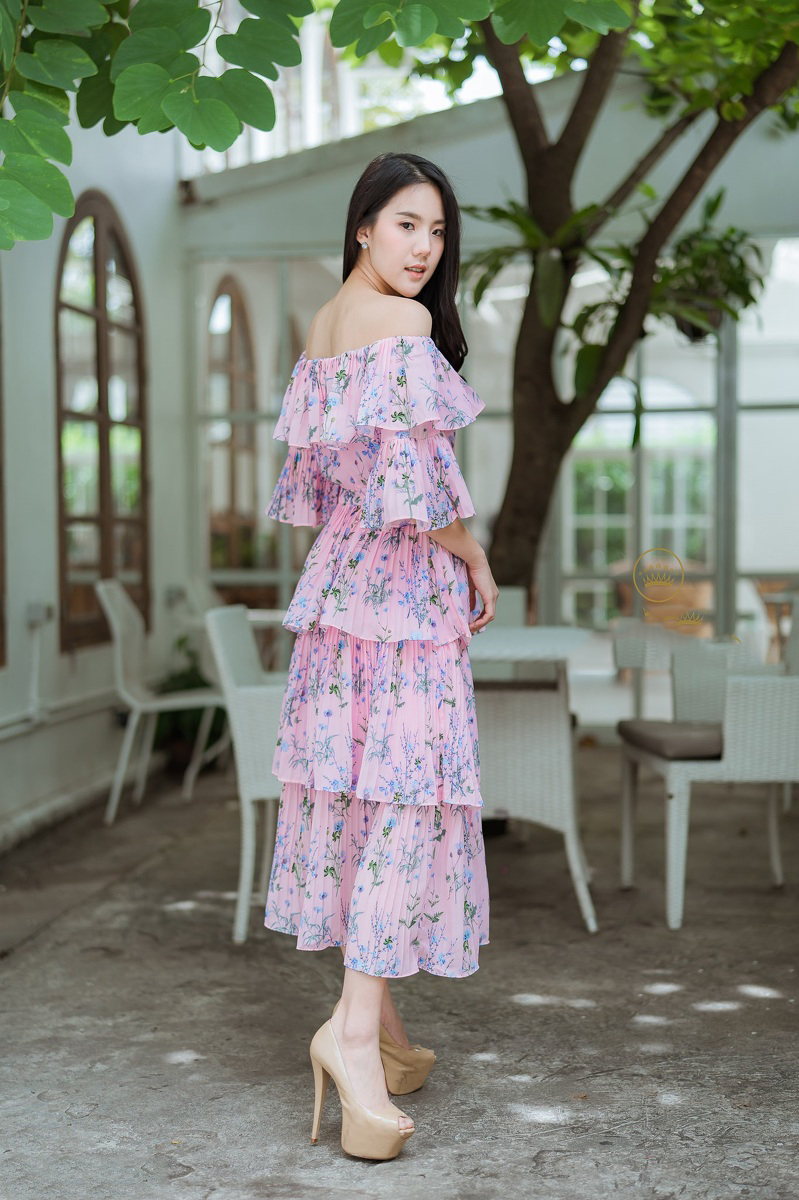 ชุดเดรสยาวสีชมพูลายดอกไม้ เปิดไหล่ ผ้าชีฟองอัดพลีท แนวสวยหวาน น่ารัก ฟรุ่งฟริ้ง
