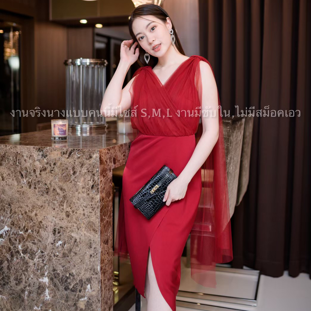 ชุดเดรสออกงานสีแดง ไหล่แต่งผ้าซีทรู เรียบหรู น่ารักๆ