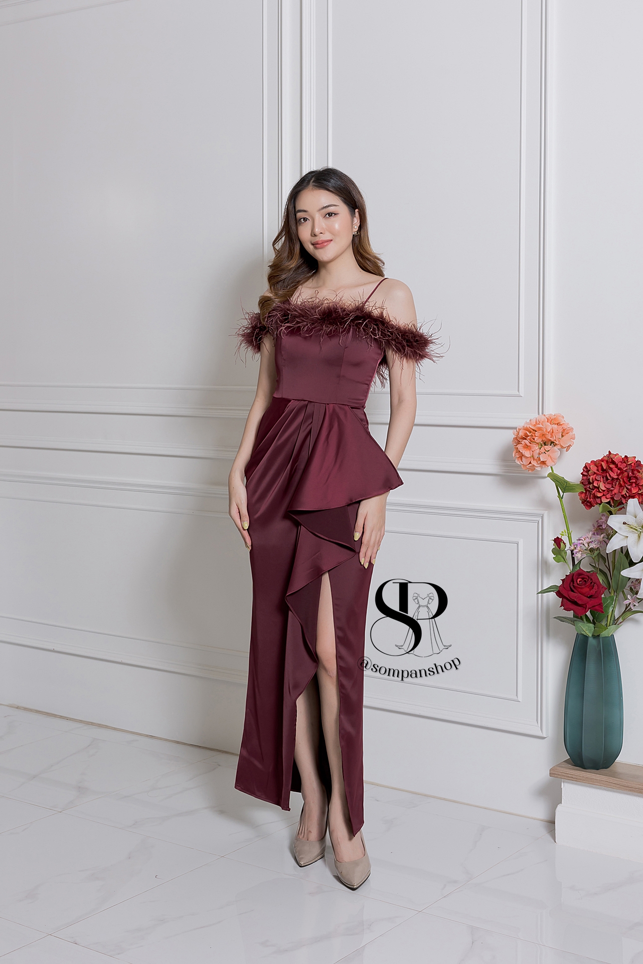 ชุดราตรียาวสีแดงไวน์ ทรงปาดไหล่ แต่งขนนก หมาะสำหรับใส่เป็นชุดราตรี ชุดไปงานแต่งงาน ชุดเพื่อนเจ้าสาว ชุดไปงานเลี้ยงต่างๆ