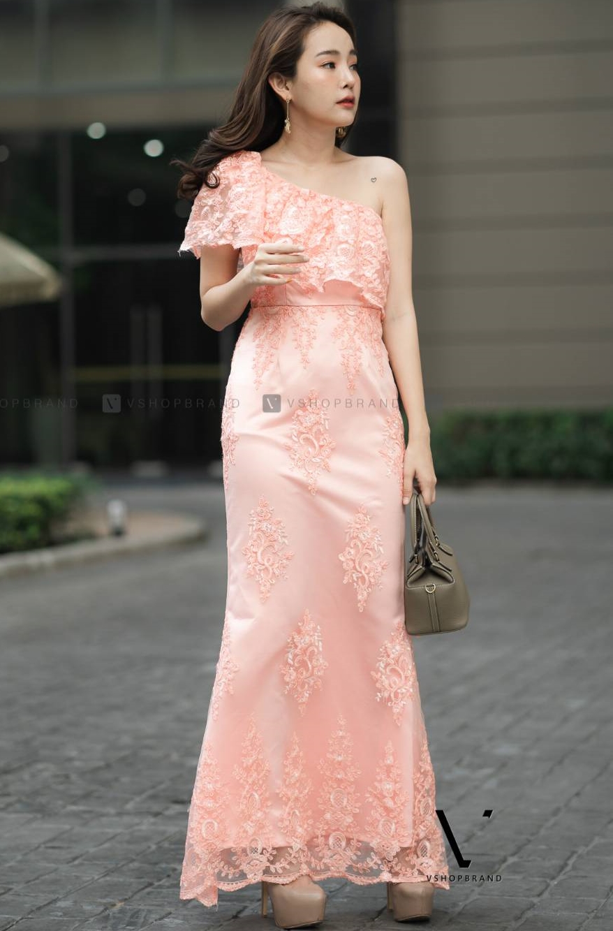 ชุดเดรสออกยาวลูกไม้สีชมพูโอรส ไหลเฉียงข้าง กระโปรงยาว ผ้าลูกไม้ปักดื้น