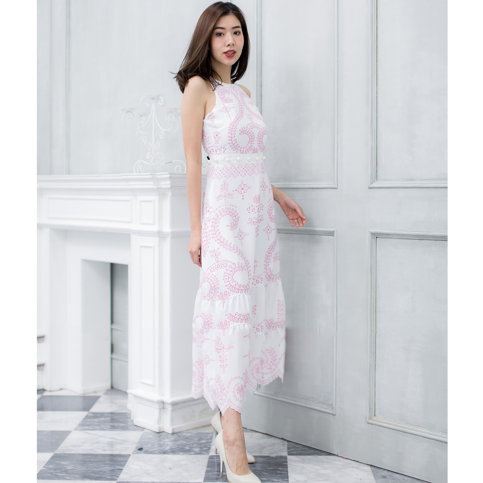 Sale ชุดเดรสยาวสีขาว ปักลายสีชมพู ลายสวยเก๋ สไตล์สวยใส่ คุณหนูๆๆ