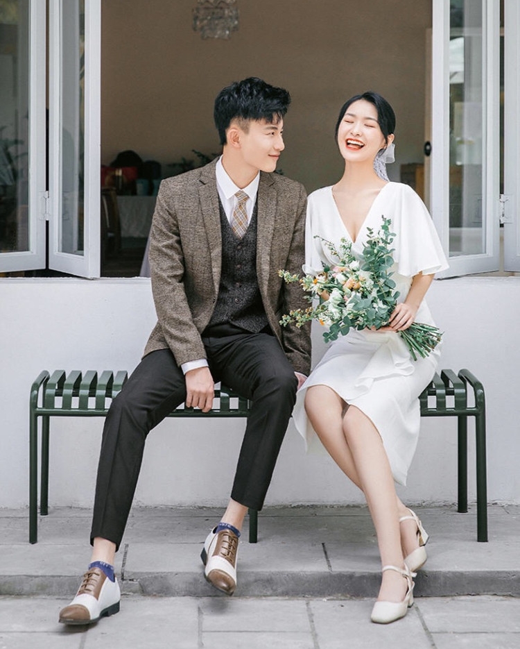 ชุดเดรสยาวสีขาว คอวี แขนระบาย เรียบหรู สวยดูดีมากๆ แฟชั่นชุดเที่ยวทะเลสวยๆ