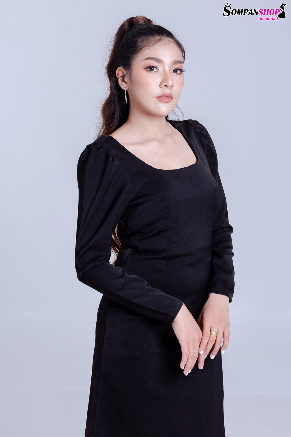 ชุดเดรสสั้นสีดำ เดรสทรงตรง แขนยาว แนวเรียบๆ สวยใส่ดูดี ใส่ทำงานได้ ใส่ไปงานกลางวันได้