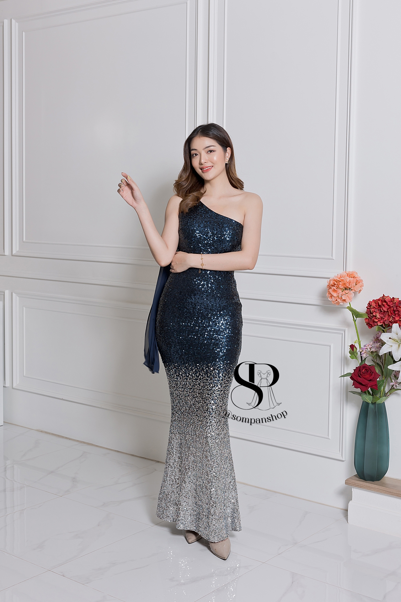 ชุดราตรียาวสีน้ำเงินกรมท่า ไหล่เฉียงแต่งระบาย ปักเลื่อมทั้งชุด กระโปรงทรงหางปลา เรียบหรูดูแพง สวยดูดี แบบสวยทันสมัย ใส่ออกงาน งานราตรี ไปงานแต่งกลางคืน
