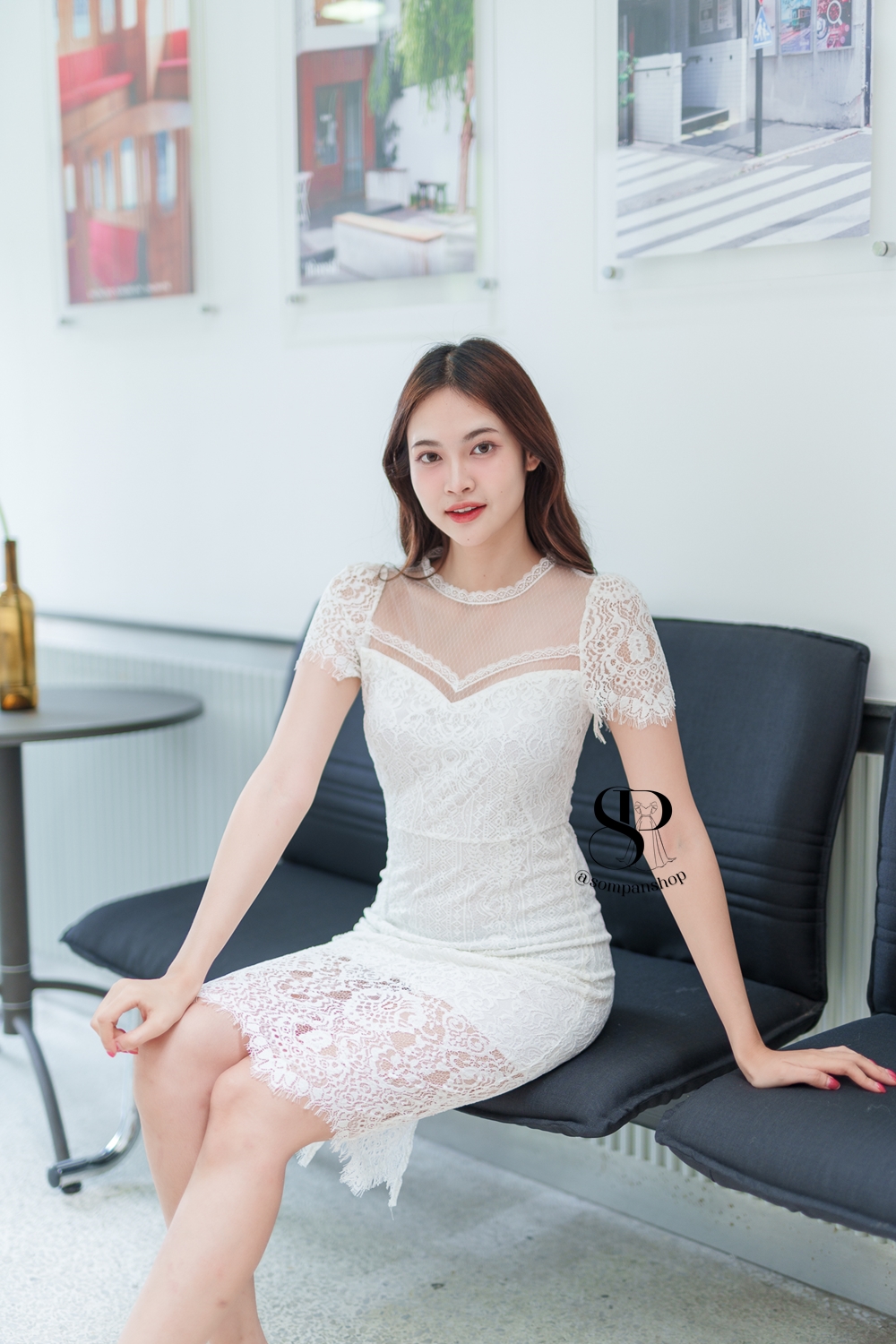 ชุดออกงานสีขาว ผ้าลูกไม้ ทรงเข้ารูป แบบสวยเรียบหรูดูดี ใส่เป็นชุดออกงาน ชุดราตรี ชุดไปงานแต่งงานกลางวัน/งานเลี้ยง