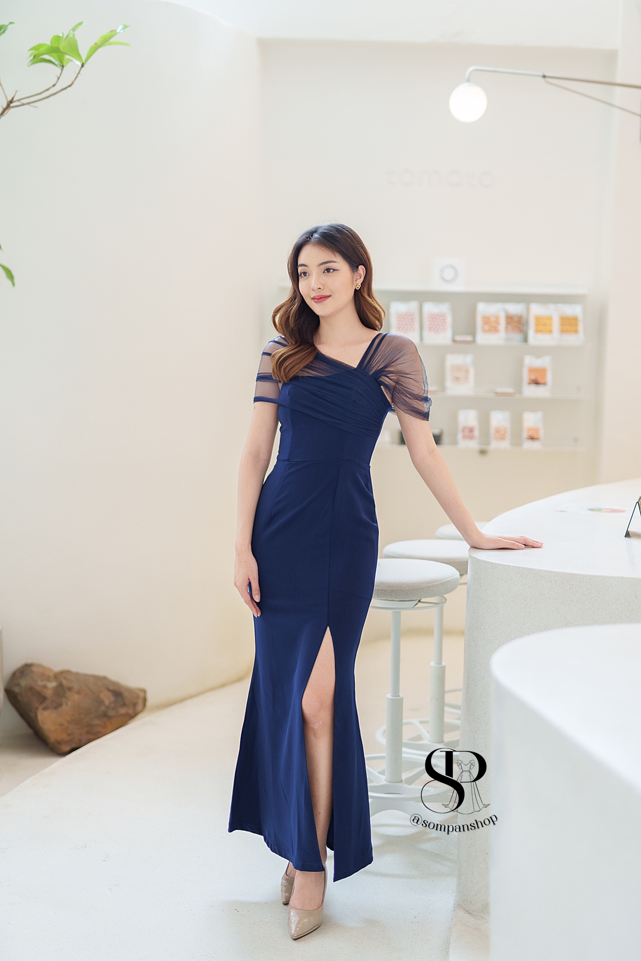 ชุดราตรียาวสีกรมท่า/น้ำเงิน สไตล์เรียบหรูดูแพง ไหล่แต่งผ้าซีทรู กระโปรงยาวผ่าหน้า เหมาะสำหรับใส่เป็นชุดราตรี ชุดไปงานแต่งงาน ชุดเพื่อนเจ้าสาว ชุดไปงานเลี้ยงต่างๆ